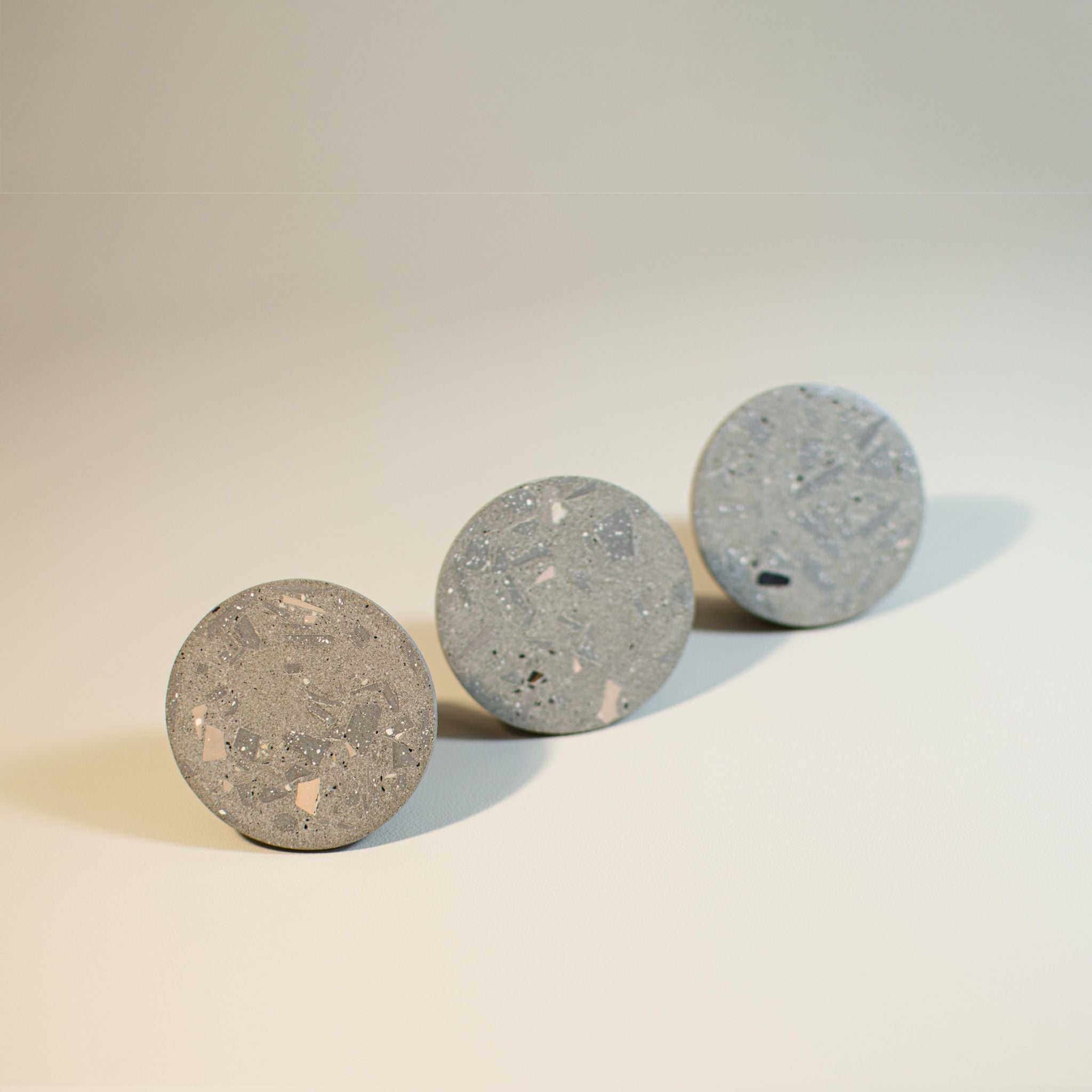 Grigri Les ateliers DADA - Patère gris terrazzo 1 - 2